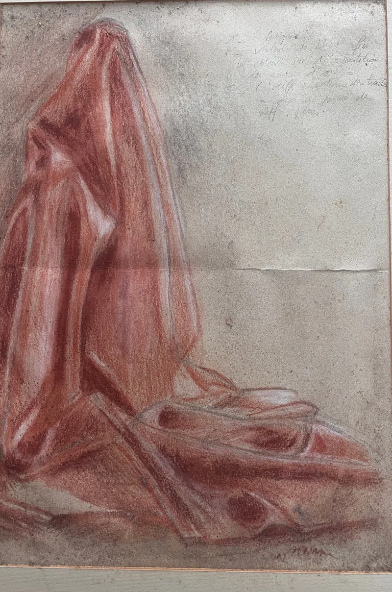 Silhouette drapée — œuvre de Nassera Le Guern, fusain et sanguine sur papier